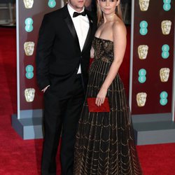 Jamie Bell y Kate Mara en la alfombra roja de los Premios BAFTA 2018