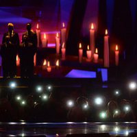 Ed Sheeran cantando sobre el escenario de los Brit Awards 2018
