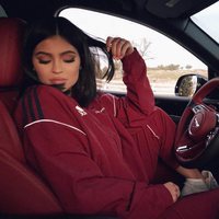 Kylie Jenner, de rojo, en un coche