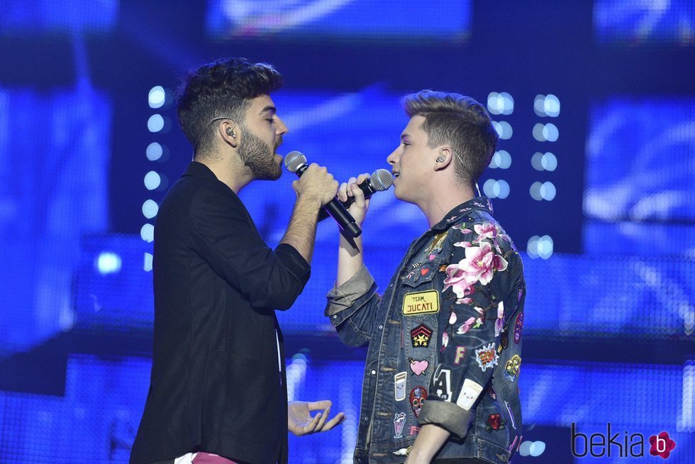 Agoney y Raoul durante el primer concierto de la gira de 'OT 2017' en Barcelona