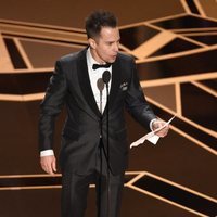 Sam Rockwell recibiendo su Oscar 2018 a mejor actor secundario