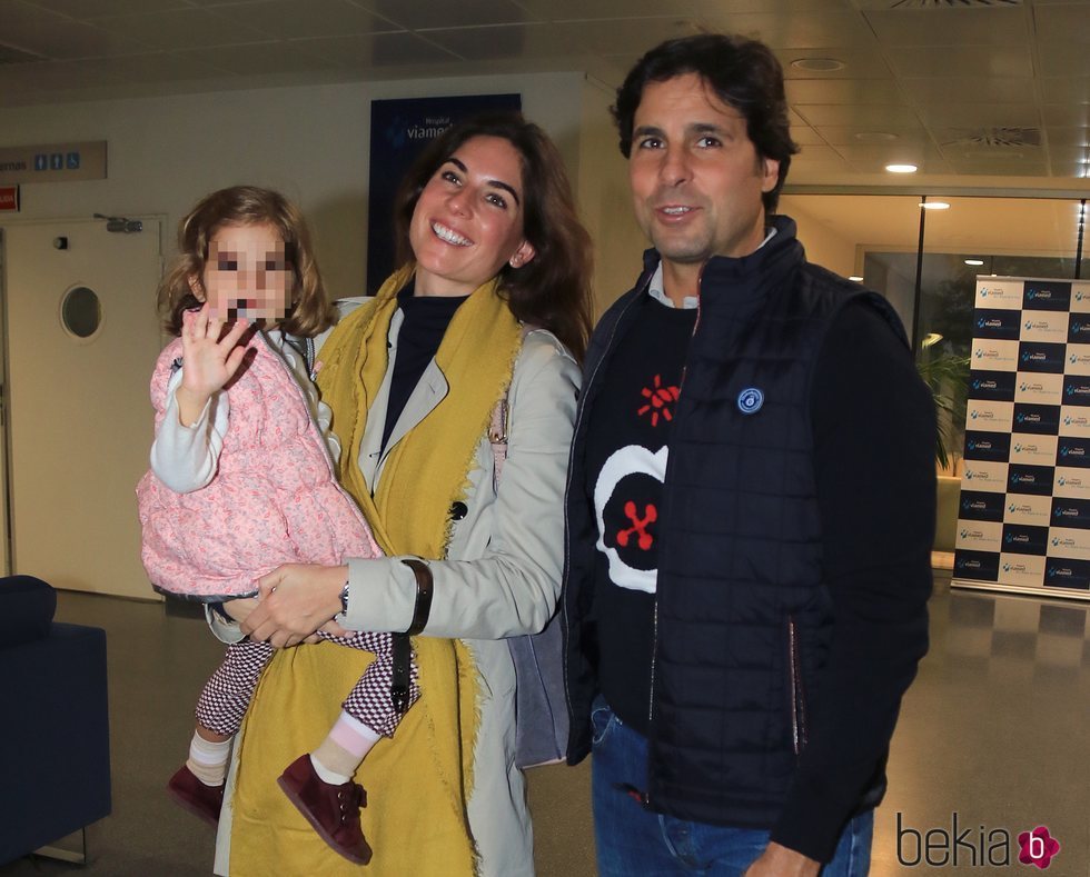 Fran Rivera y Lourdes Montes con su hija Carmen en el hospital visitando a Eva González