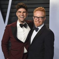 Jesse Tyler Ferguson y Justin Mikita en la fiesta Vanity Fair tras los Oscar 2018