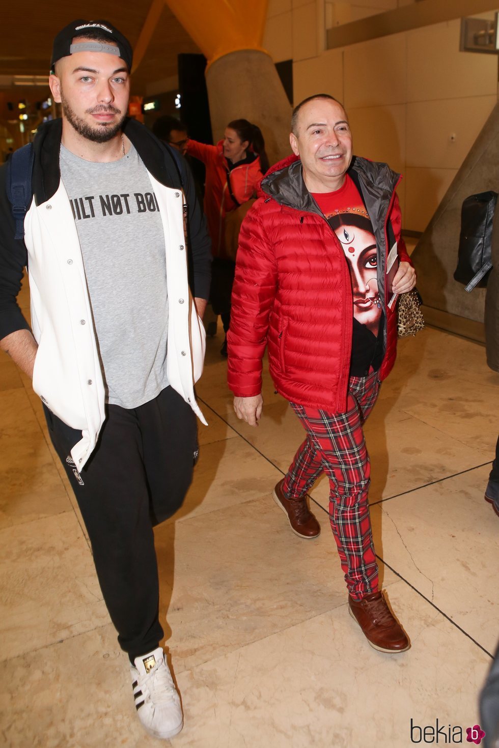 Maestro Joao y Alberto Isla en la salida de los concursantes de 'Supervivientes 2018' hacia Honduras