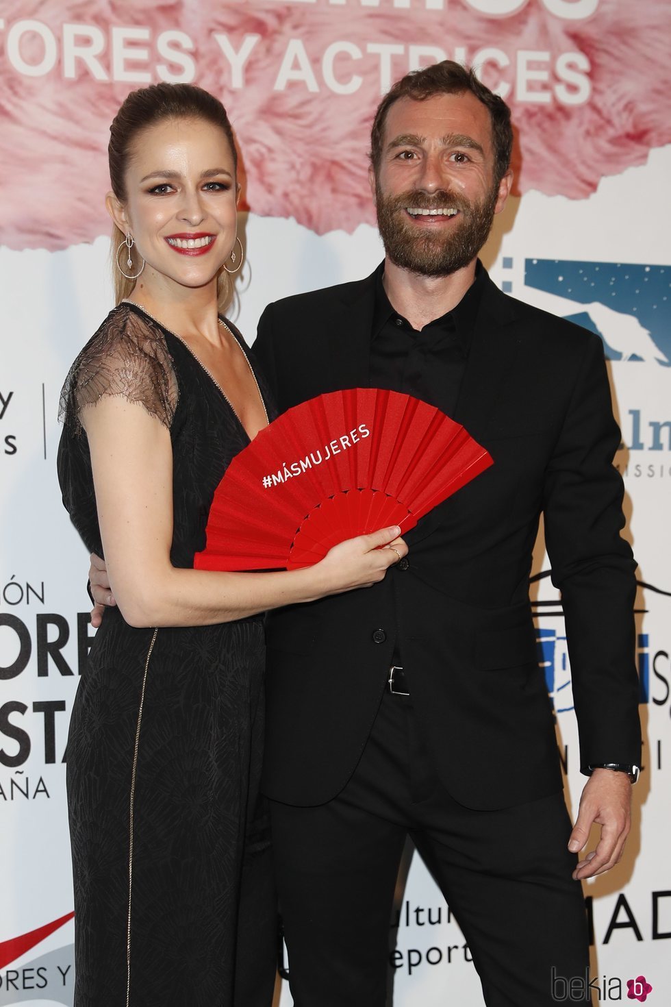 Silvia Abascal, sonriente con su pareja Xabier Murua en los Premios Unión de Actores 2018
