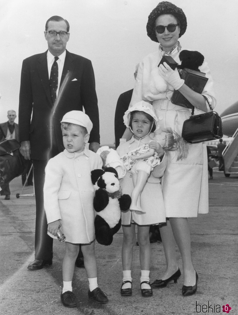 Grace Kelly con Carolina y Alberto de Mónaco cuando eran niños