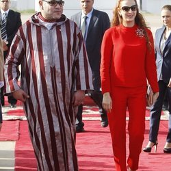 Mohamed VI y Lalla Salma de Marruecos en el aeropuerto de Rabat