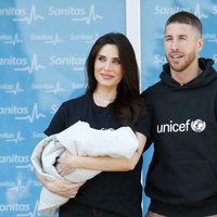 Sergio Ramos y Pilar Rubio presentan a su hijo Alejandro