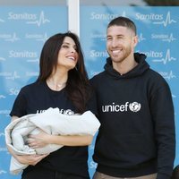 Sergio Ramos y Pilar Rubio muy felices en la presentación de su hijo Alejandro