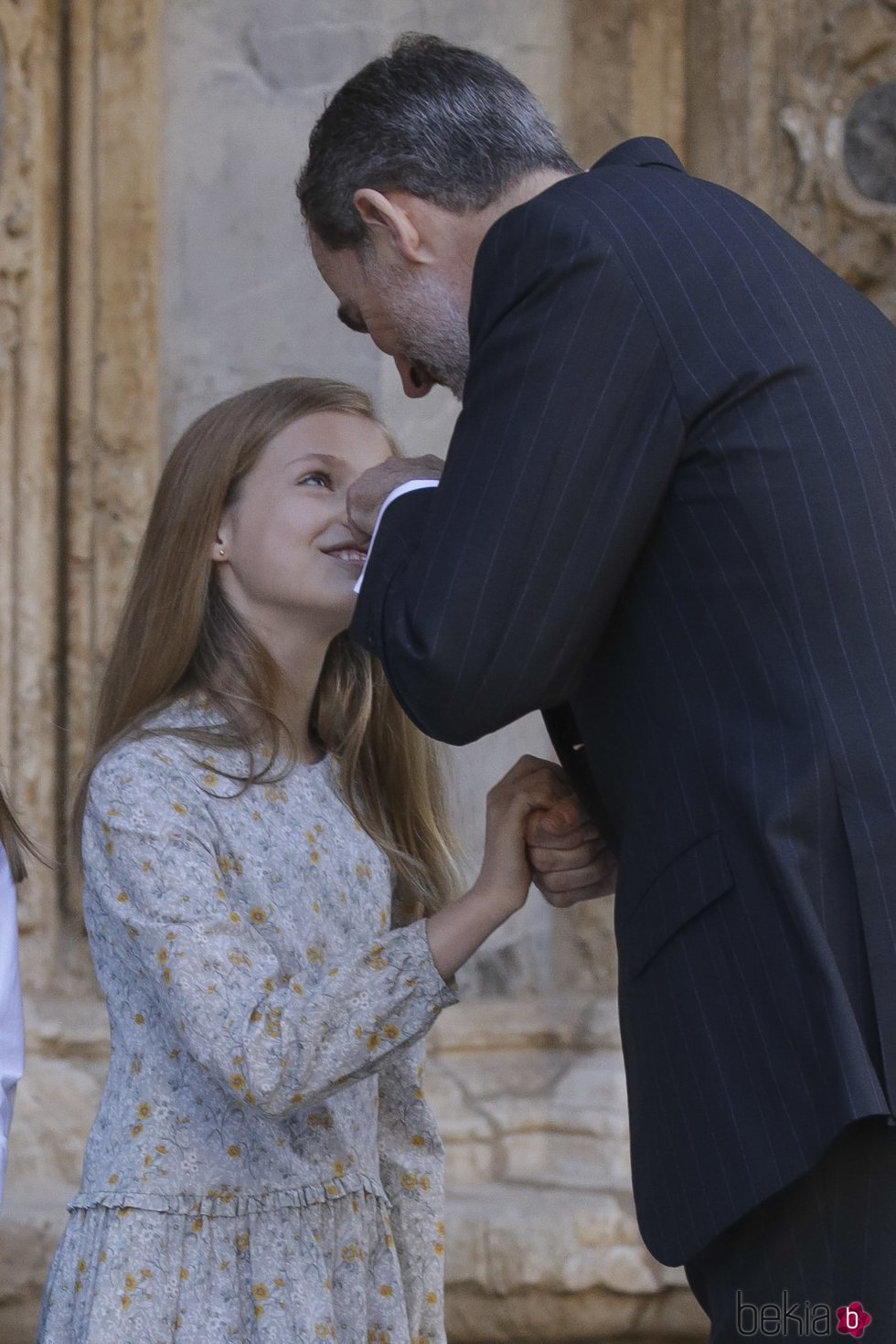 El Rey Felipe toca la nariz de la Princesa Leonor en la Misa de Pascua 2018