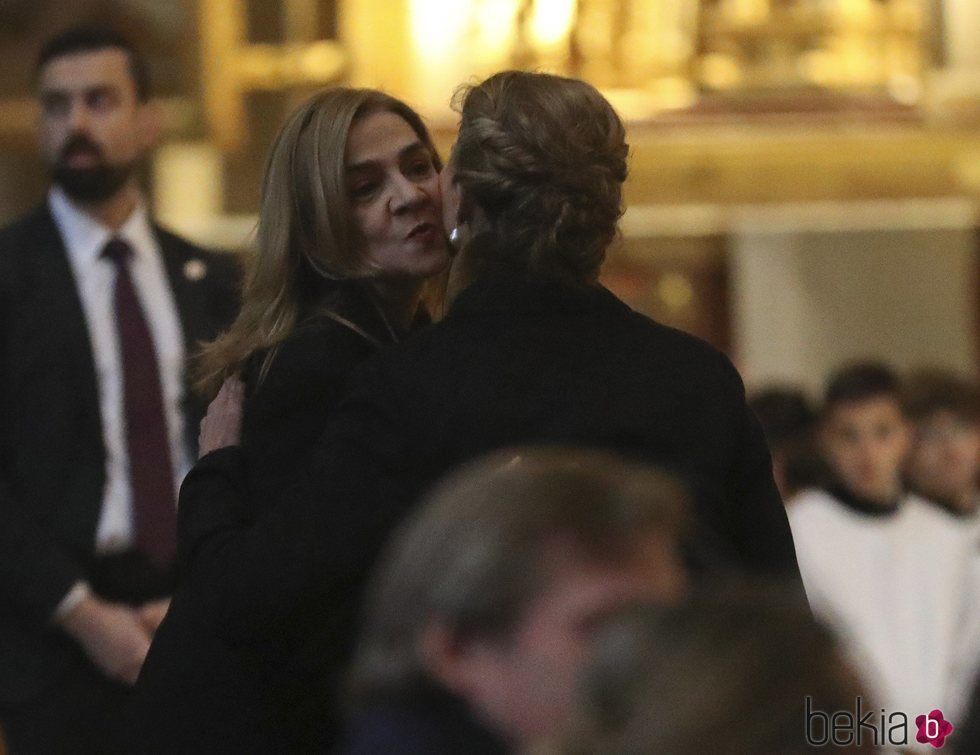 La Infanta Cristina besa a la Infanta Elena en la misa por el 25 aniversario de la muerte del Conde de Barcelona