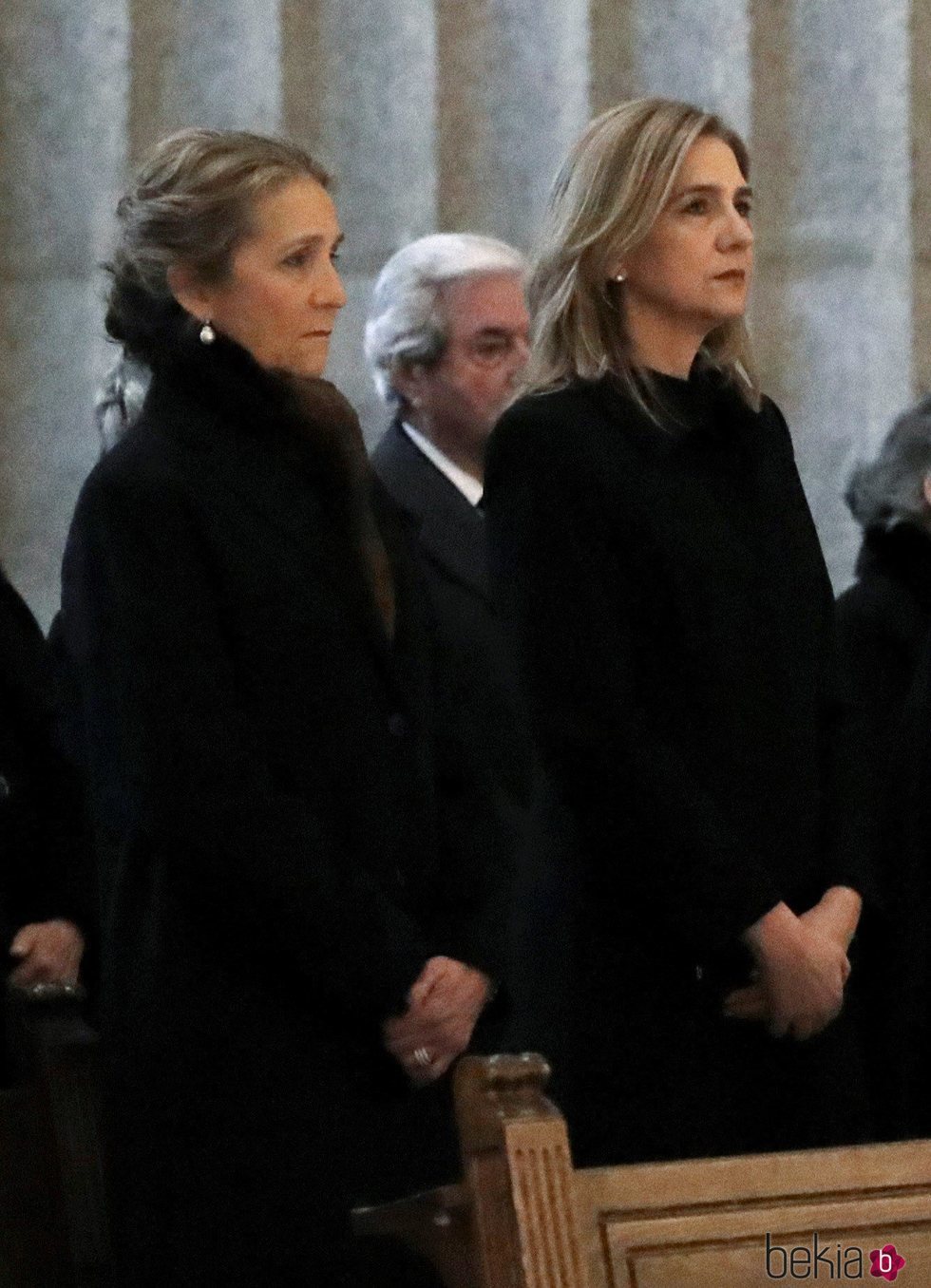 Las Infantas Elena y Cristina en la misa por el 25 aniversario de la muerte del Conde de Barcelona