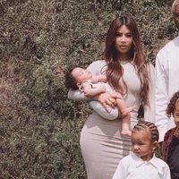 Kim Kardashian con su marido Kanye West y sus hijos North, Saint y Chicago