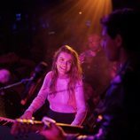 Amaia Romero tocando el piano en el Café de París de Londres