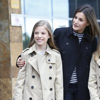 La Reina Letizia sonríe al lado de la Princesa Leonor y la Infanta Sofía en la puerta del hospital