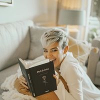 Laura Escanes posando con su libro 'Piel de letra'