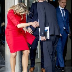Máxima de Holanda se engancha el zapato a su salida de la Orquesta Real de Ámsterdam