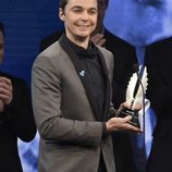 Jim Parsons recoge el Premio Stephen F. Kolzak en los GLAAD Awards de 2018