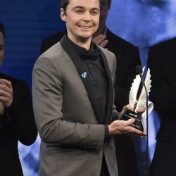 Jim Parsons recoge el Premio Stephen F. Kolzak en los GLAAD Awards de 2018
