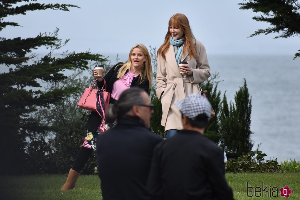 Nicole Kidman y Reese Whiterspoon divirtiéndose en el rodaje de 'Big Little Lies'
