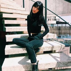 Alejandra Rubio posa en unas escaleras