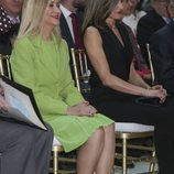 Cristina Cifuentes y la Reina Letizia en la entrega de los Premios SM de LIteratura Infantil y Juvenil