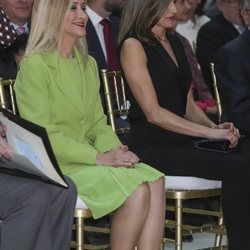 Cristina Cifuentes y la Reina Letizia en la entrega de los Premios SM de LIteratura Infantil y Juvenil