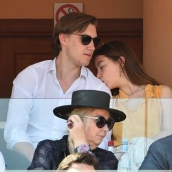 Alexandra de Hannover dando un beso en el hombro a su novio