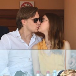 Alexandra de Hannover besándose con su novio Ben-Sylvester Strautmann