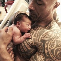 Dwayne Johnson presenta a su tercera hija en Instagram