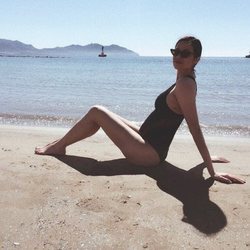 Dafne Fernández luce barriga de embarazada en la playa