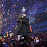 Luísa y Salvador Sobral abrazándose tras ganar Eurovisión 2017