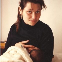 Dafne Fernández de bebé junto a su madre