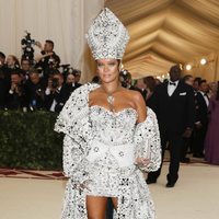 Rihanna en la alfombra roja de la Gala MET 2018