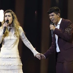 Amaia y Alfred cantando en el primer ensayo general previo a Eurovisión 2018