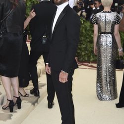 Justin Theroux en la alfombra roja de la Gala MET 2018