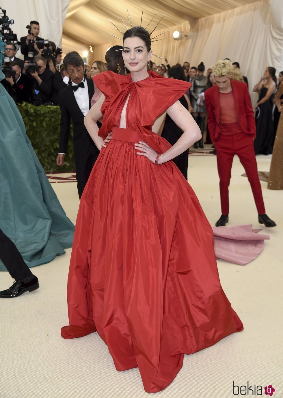 Anne Hathaway en la alfombra roja de la Gala MET 2018