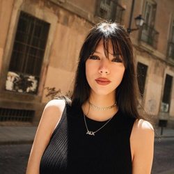 Alejandra Rubio posando con camiseta negra en la calle