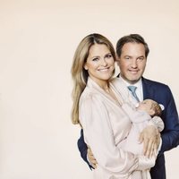 Adrienne de Suecia con días de vida junto a Magdalena de Suecia y Chris O'Neill