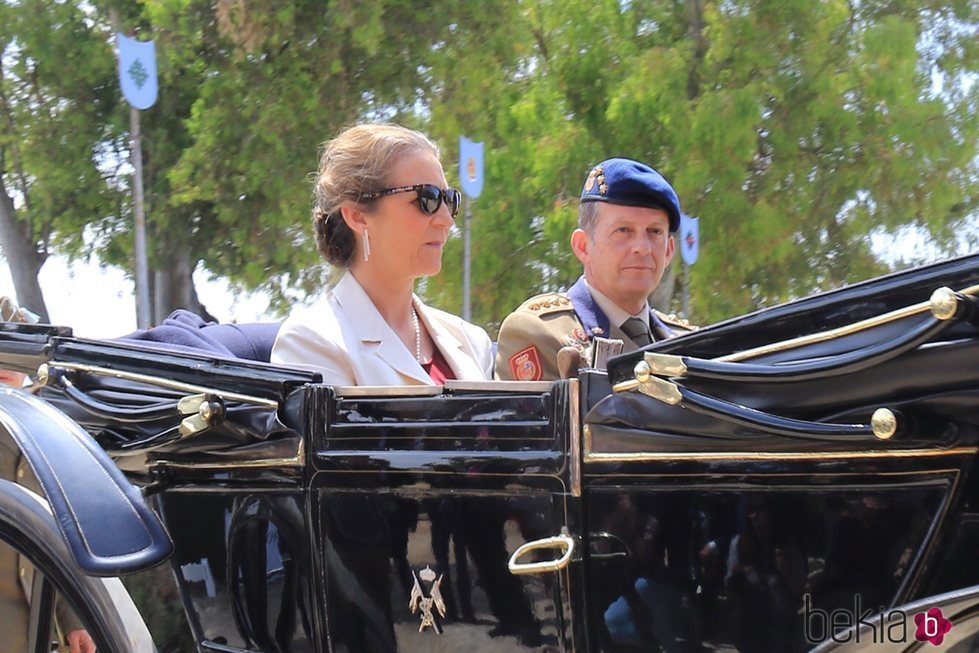 La Infanta Elena llega a un acto en coche de caballos