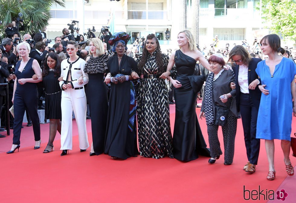 Cate Blanchett junto a varias mujeres del mundo del cine en la alfombra roja del Festival de Cannes 2018