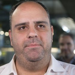 Julio Ruz en el aeropuerto tras volver de 'Supervivientes 2018' de ver a María Jesús Ruiz