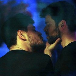 Cepeda y Ricky aparentan darse un beso tras el musical de 'La Llamada'