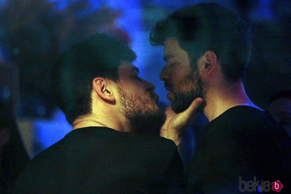 Cepeda y Ricky aparentan darse un beso tras el musical de 'La Llamada'