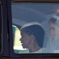 Meghan Markle y su madre Doria Ragland en el coche antes de la ceremonia