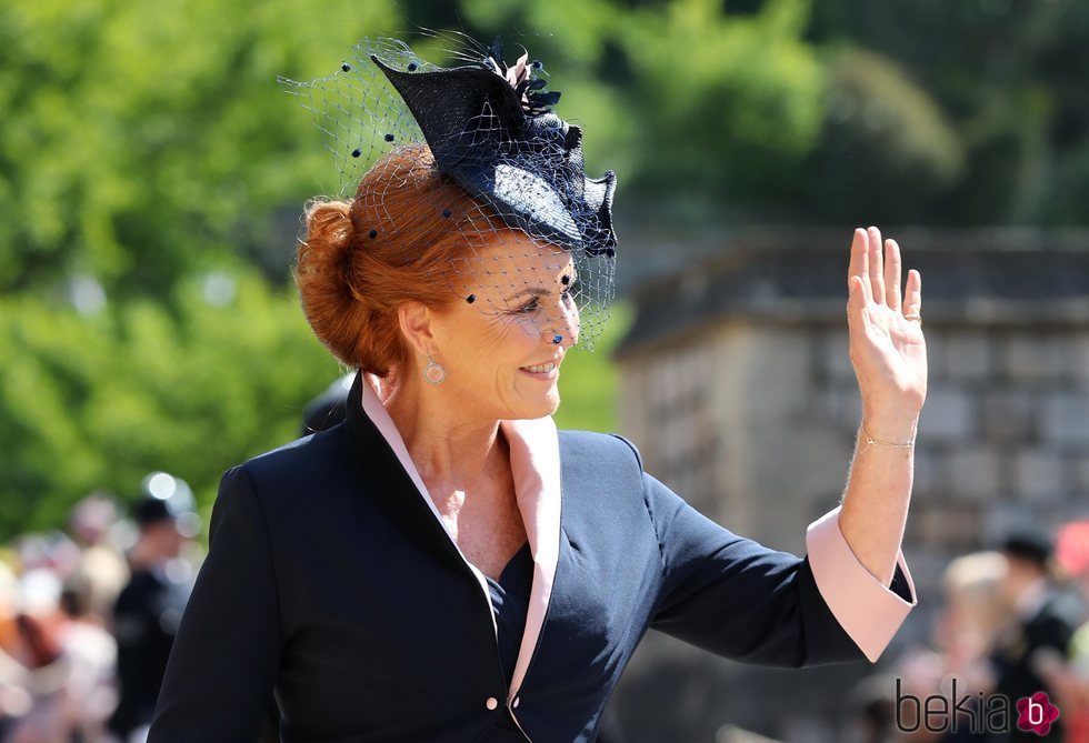Sarah Ferguson saluda al público en la boda del Príncipe Harry y Meghan Markle