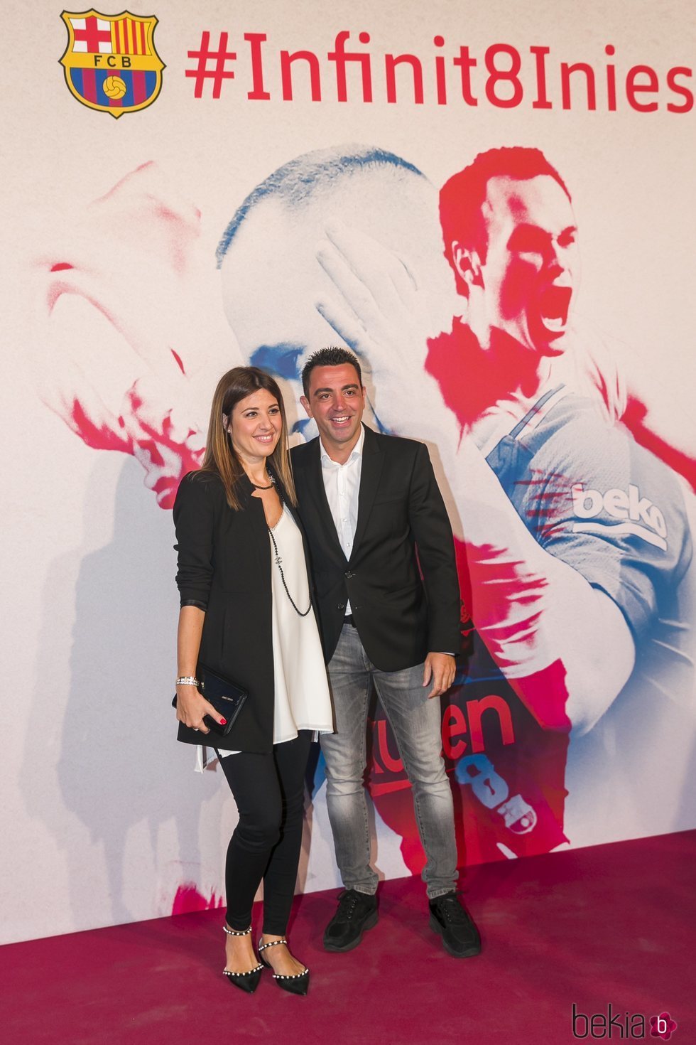 Xavi Henández y su mujer en el acto de homenaje de despedida a Andrés Iniesta