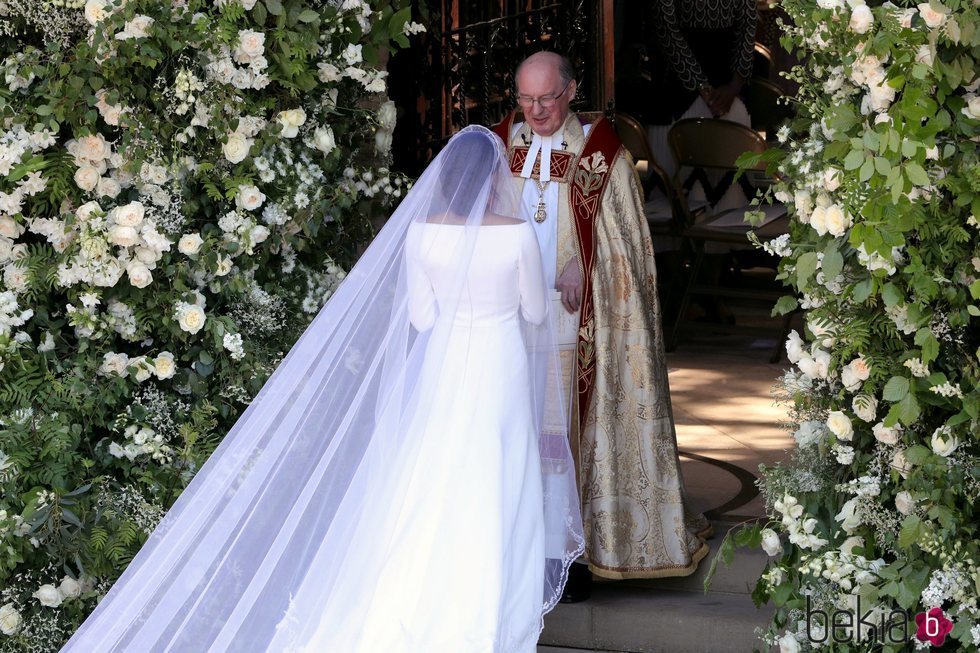 Meghan Markle en la puerta de la Capilla de San Jorge antes de su boda con el Príncipe Harry