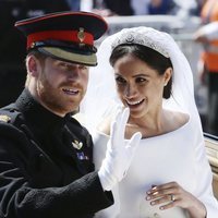 Meghan Markle y el Príncipe Harry saludando desde el carruaje