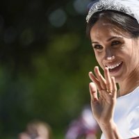 Meghan Markle saluda sonriente desde el carruaje